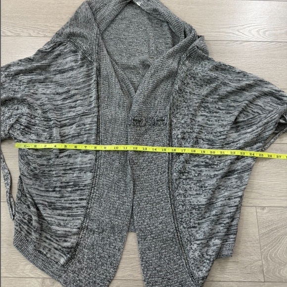 Lululemon Breeze Easy Cardigan Wrap Sweater Heathered Light Grey / Deep Coal - Picture 10 of 11